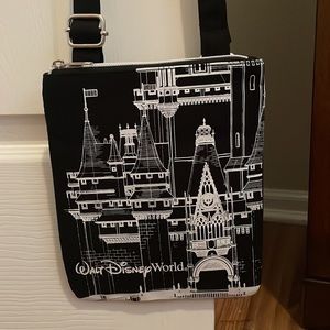 Small Disney crossbody! Picture of the castle!